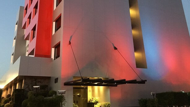 Un moderno edificio de hotel con un cartel llamativo que dice "Hotel Hara".