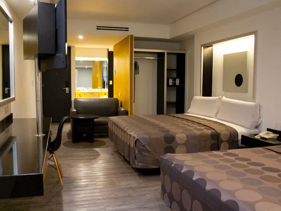 Habitación doble estándar, varias camas, para no fumadores | Caja de seguridad en la habitación, escritorio y insonorización