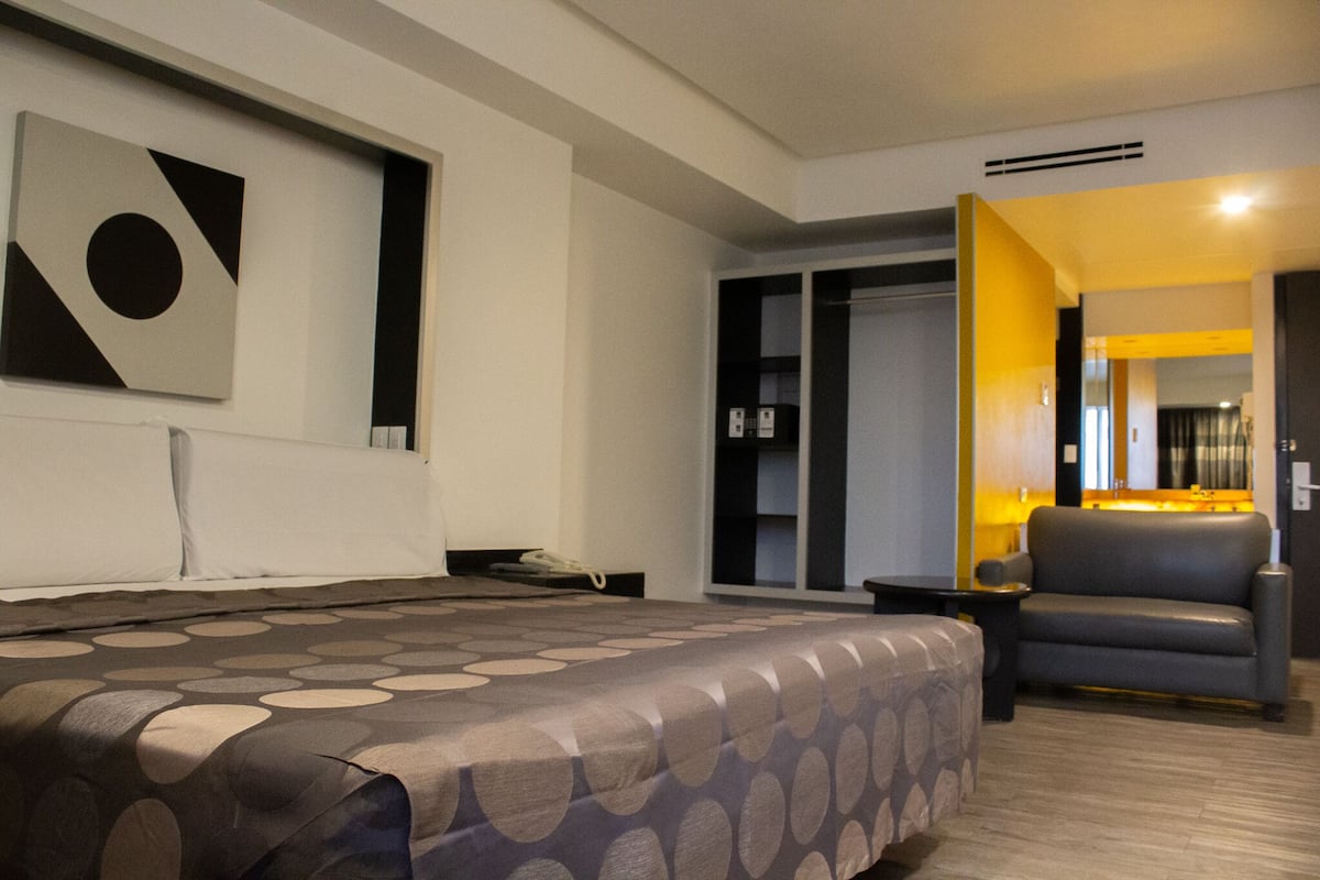 Standard Double Room, 1 King Bed, Accessible, Non Smoking | In-room safe, desk, soundproofing, free WiFi