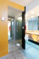 Shower, rainfall showerhead, free toiletries, hair dryer