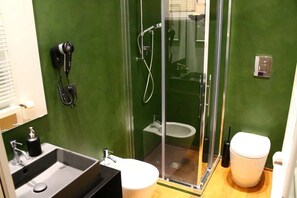 Shower, free toiletries, hair dryer, bidet
