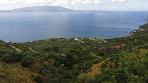 A coastal landscape with a view of the sea and distant mountains. - Kleio Studios (Platanias)