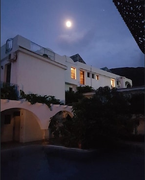 Fachada de la propiedad por la tarde o noche