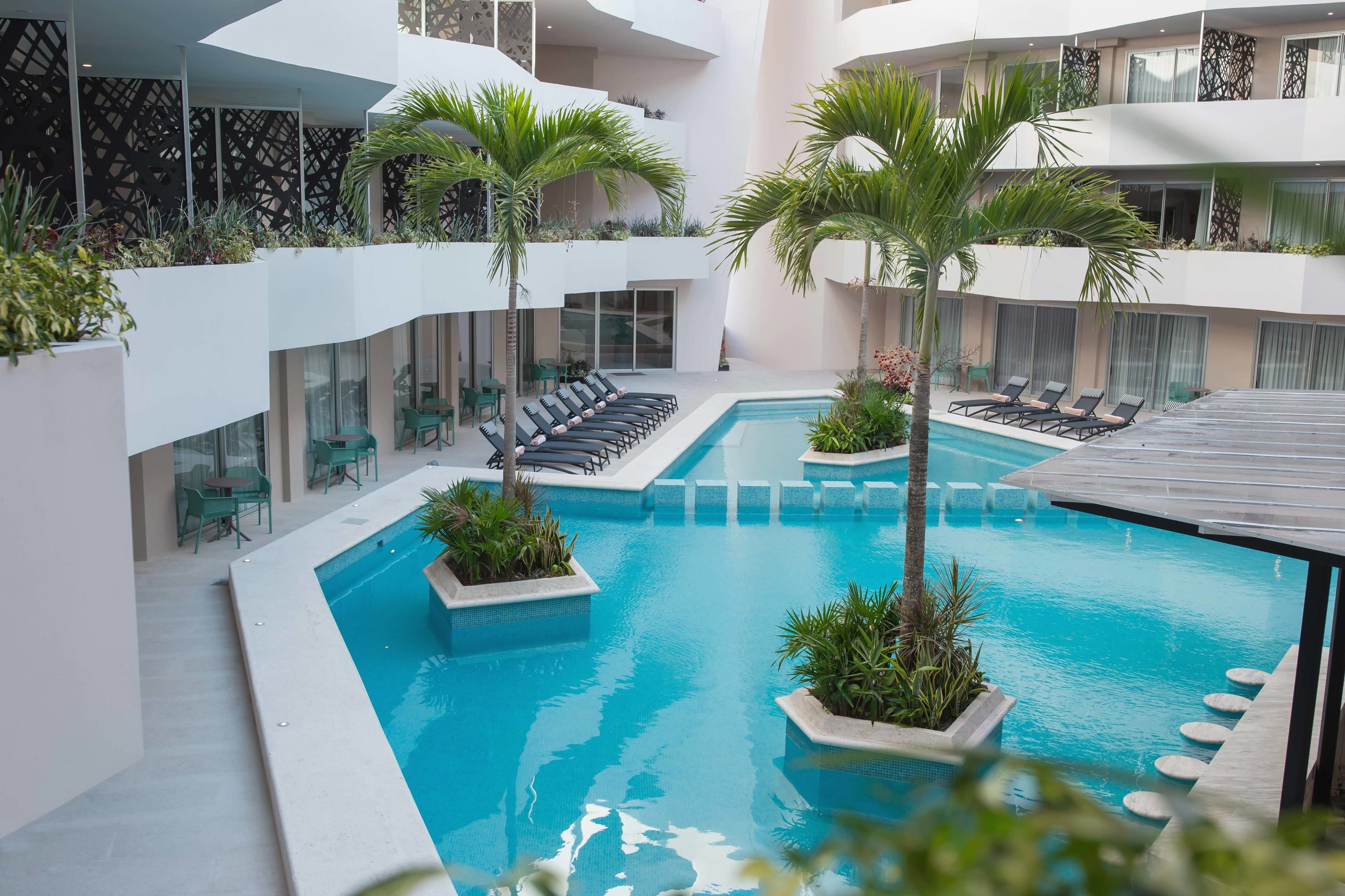 2 outdoor pools, pool umbrellas