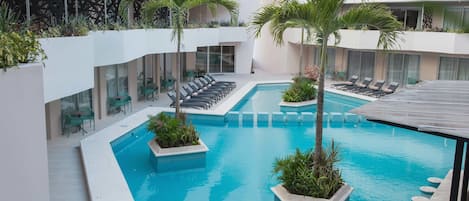 2 outdoor pools, pool umbrellas