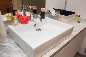 Shower, free toiletries, hair dryer, towels