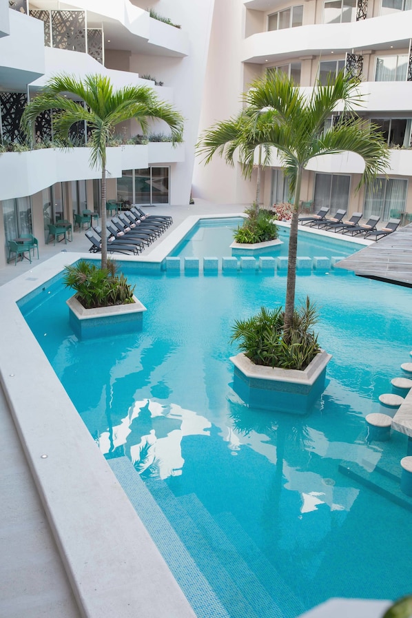 2 piscines extérieures, parasols