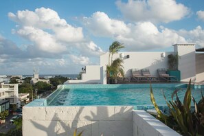 2 outdoor pools, pool umbrellas
