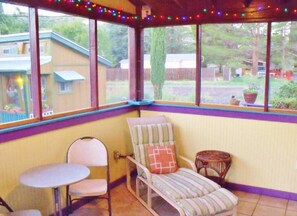 House | Living area | TV - Fiesta Moon 1 Bedroom Bungalow Holiday Home (Bisbee)