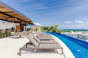 Piscine extérieure, accÚs possible de 9 h 30 à 21 h 30, chaises longues