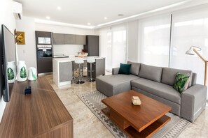 Apartemen Deluks, 1 kamar tidur | Dapur pribadi | Lemari es, microwave, oven, dan kompor