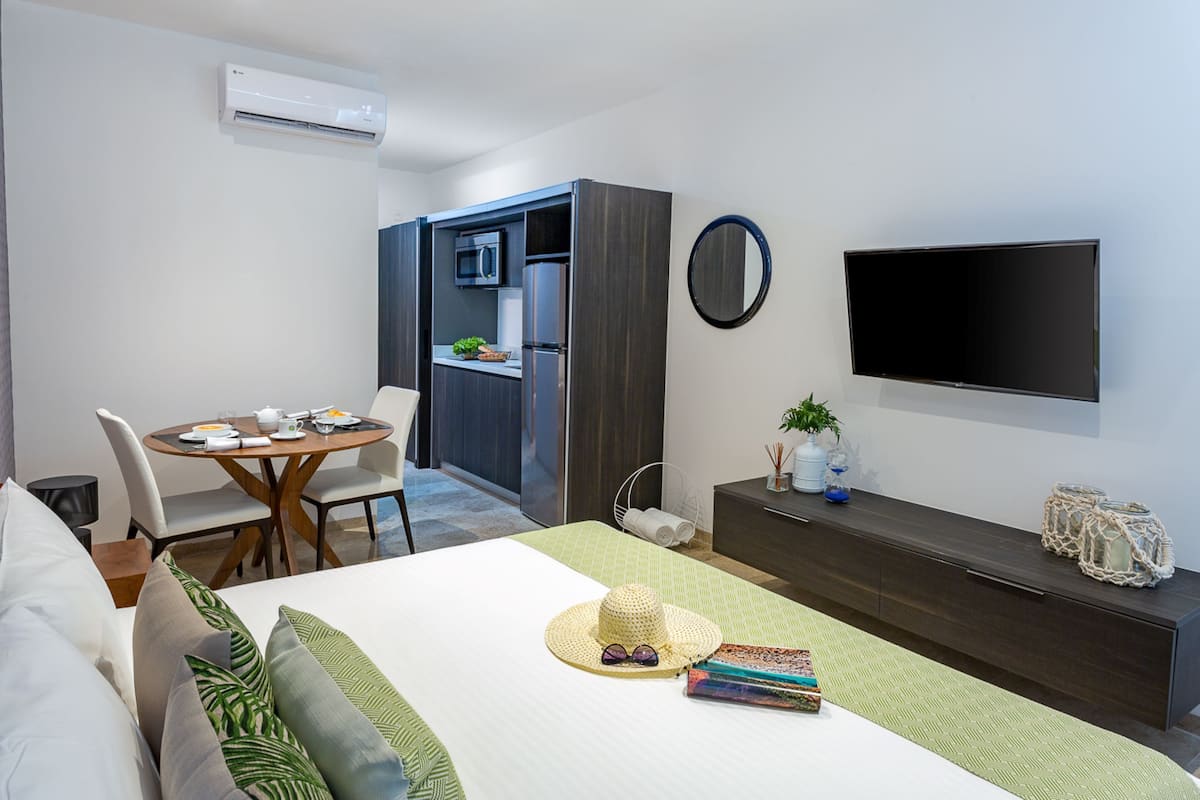 Habitación Deluxe | Cocineta privada | Refrigerador, microondas, horno y parrilla de estufa