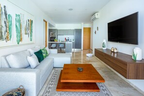 Junior-Suite | Wohnzimmer | 32-Zoll-Fernseher mit Satellitenempfang, Netflix, Streaming-Dienste