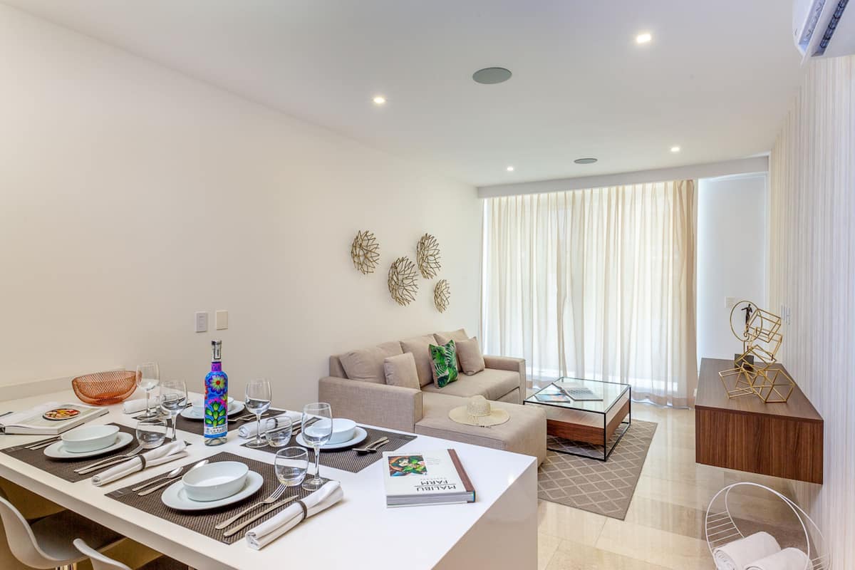 Departamento Deluxe, 1 habitación | Sala de estar | Televisión de 32 pulgadas con canales vía satélite y Netflix