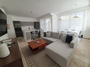 Suite Junior, 2 kamar tidur | Minibar, brankas, setrika/meja setrika, dan tempat tidur bayi gratis