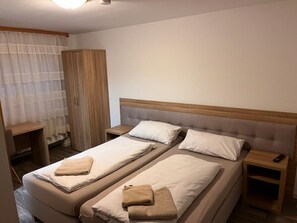 Double Room | Desk, laptop workspace, soundproofing, free WiFi - Hotel zur Post (Hünfelden)