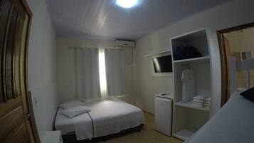 Quarto quádruplo, várias camas, para não fumantes | Frigobar, Wi-Fi de cortesia