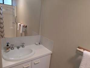 Dusche, Handtücher, Seife, Shampoo