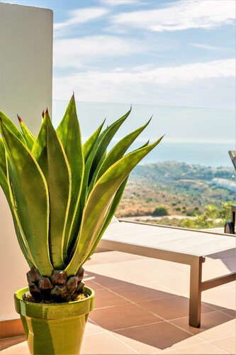 Neue 2 BR / 2 Bad Reihenhaus Apt Cala de Mijas mit Blick auf Golf, Berge und Meer
