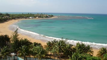 En la playa, camastros y toallas de playa