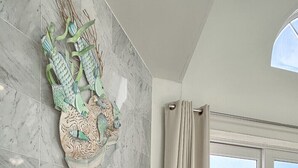 Un salón espacioso con chimenea, ventanas amplias y vistas a la ciudad.