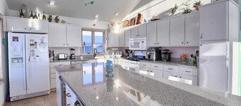 Million Dollar BeachFront 177 Five Star, Aug 23-30 avail
