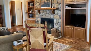 TV, fireplace, DVD player, books