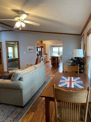 Fernseher, Kamin, DVD-Player, Bücher