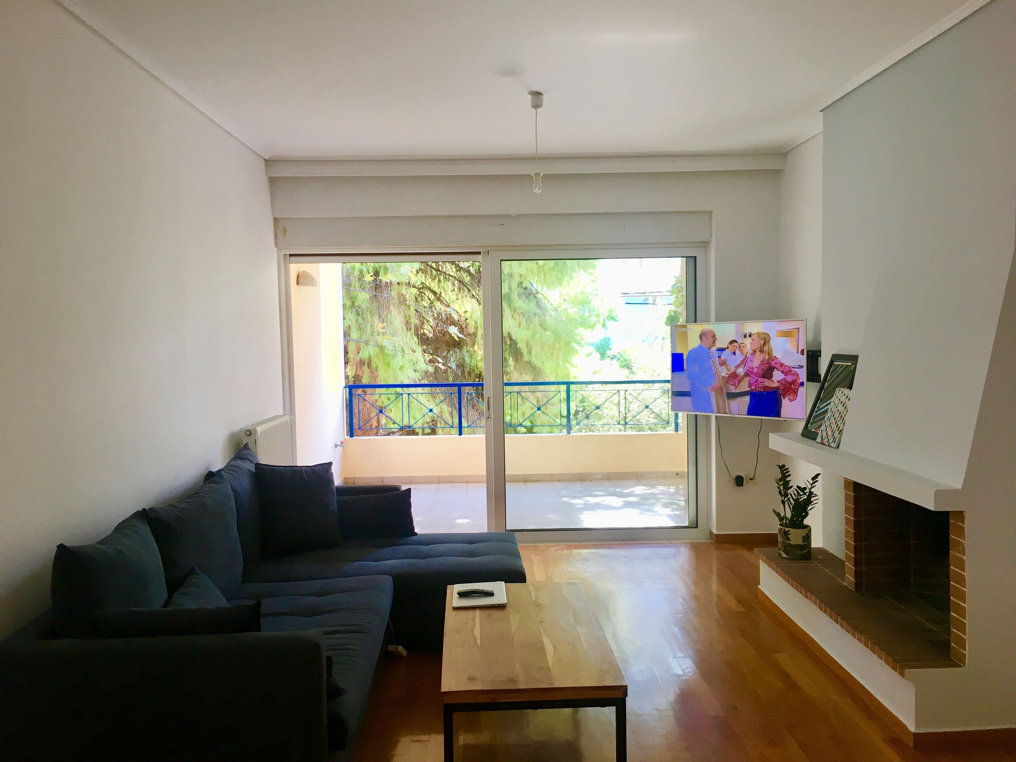 Televisie, een open haard en een stereo