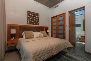 1 slaapkamer, een strijkplank/strijkijzer, reisbedje, beddengoed