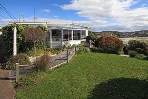 Exterior - Gorgeous beach house on Oneroa Bay (Little Oneroa)