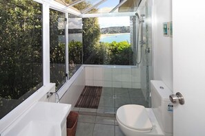Hair dryer, towels, soap, toilet paper - Gorgeous beach house on Oneroa Bay (Little Oneroa)