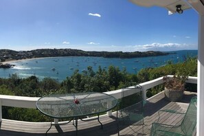 Outdoor dining - Gorgeous beach house on Oneroa Bay (Little Oneroa)