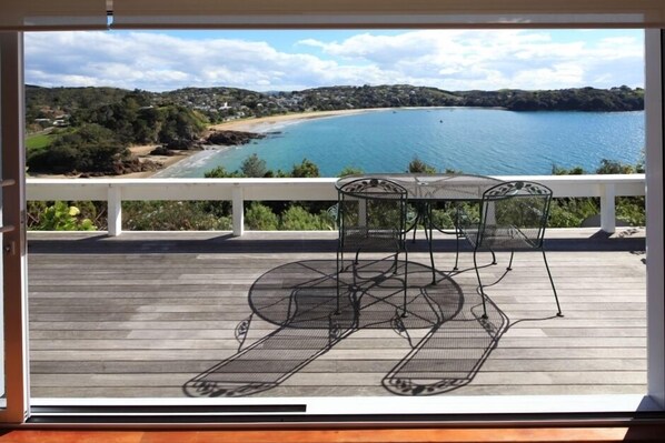 Outdoor dining - Gorgeous beach house on Oneroa Bay (Little Oneroa)