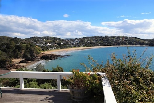 Gorgeous beach house on Oneroa Bay