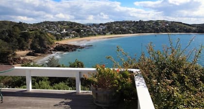 Gorgeous beach house on Oneroa Bay