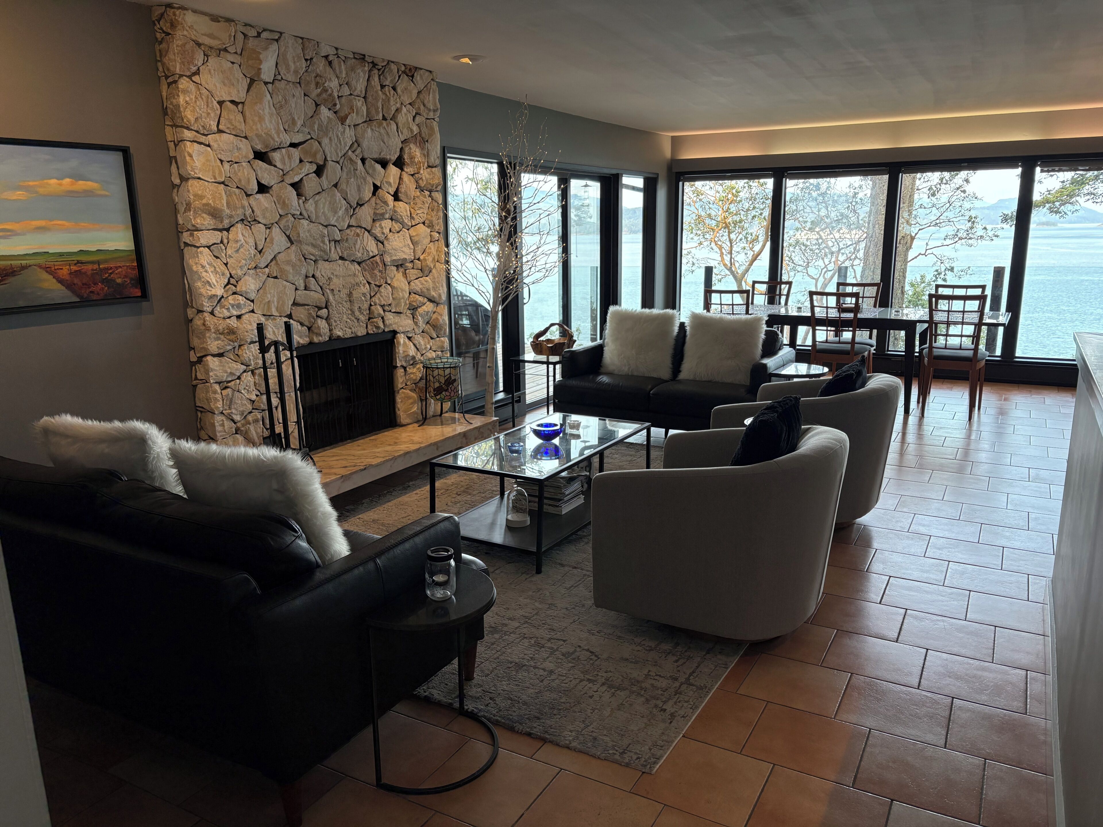 Eagle Rock - Spacious Oceanfront - Family Friendly Home - North Pender Island