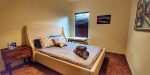 3 habitaciones, tabla de planchar con plancha, wifi y ropa de cama 