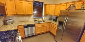 Fridge, microwave, oven, stovetop - Cozy, Modern Home near ACL, F1, SXSW, UT, Eastside, Downtown (Austin)