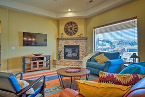 Tv, eldstad, tv-spel och ett filmbibliotek