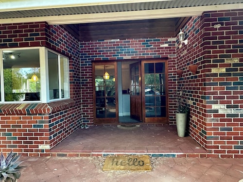 Dunsborough  - stroll to town or the beach in  minutes