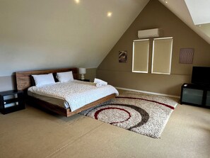 4 bedrooms, desk, iron/ironing board, WiFi