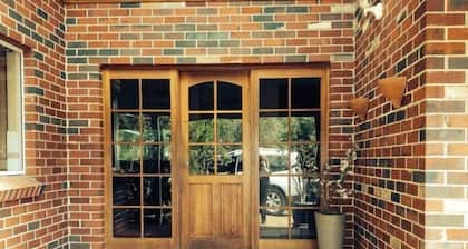 Dunsborough - secure backyard - stroll to town or the beach in minutes