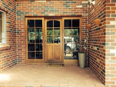 Dunsborough - secure backyard - stroll to town or the beach in  minutes