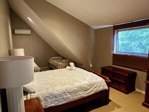 4 bedrooms, desk, iron/ironing board, WiFi - Dunsborough  - stroll to town or the beach in  minutes (Dunsborough)