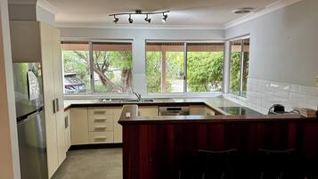 Køleskab, mikrobølgeovn, ovn, kogeplade