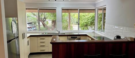 冷蔵庫、電子レンジ、オーブン、コンロ