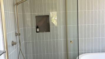 Serviettes fournies, papier toilette