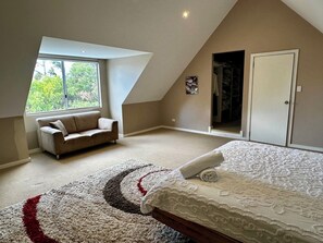 4 bedrooms, desk, iron/ironing board, WiFi