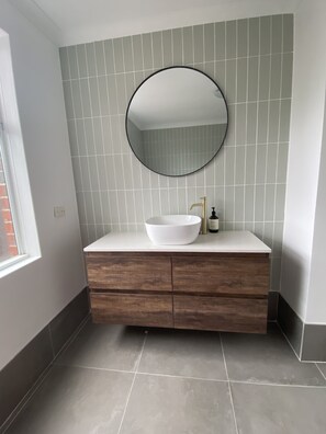 Towels, toilet paper - Dunsborough  - stroll to town or the beach in  minutes (Dunsborough)